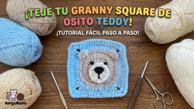 Granny Square de crochet azul con cara de Osito Teddy beige en el centro y ovillos de lana