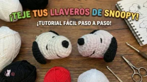 Dos cabezas de Snoopy tejidas a crochet (amigurumi) para llaveros, rodeadas de ovillos de lana blanca, negra y roja